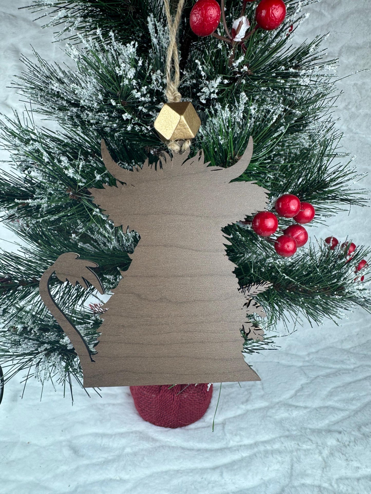 Charming Highland Cow Ornament - Rustic Scottish Decor for Farmhouse Lovers
