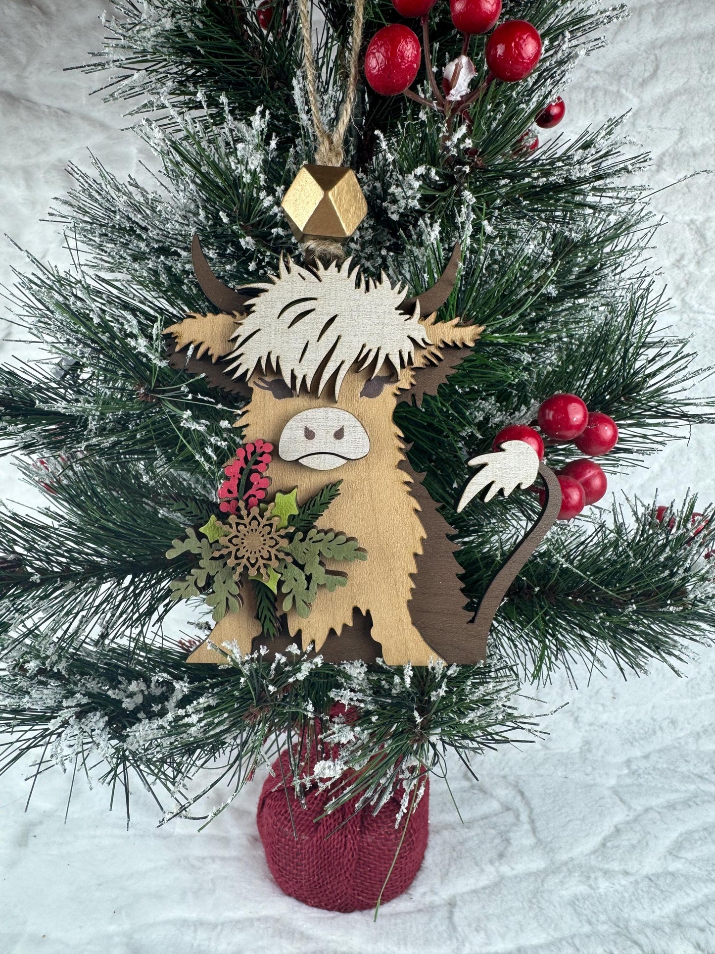 Charming Highland Cow Ornament - Rustic Scottish Decor for Farmhouse Lovers